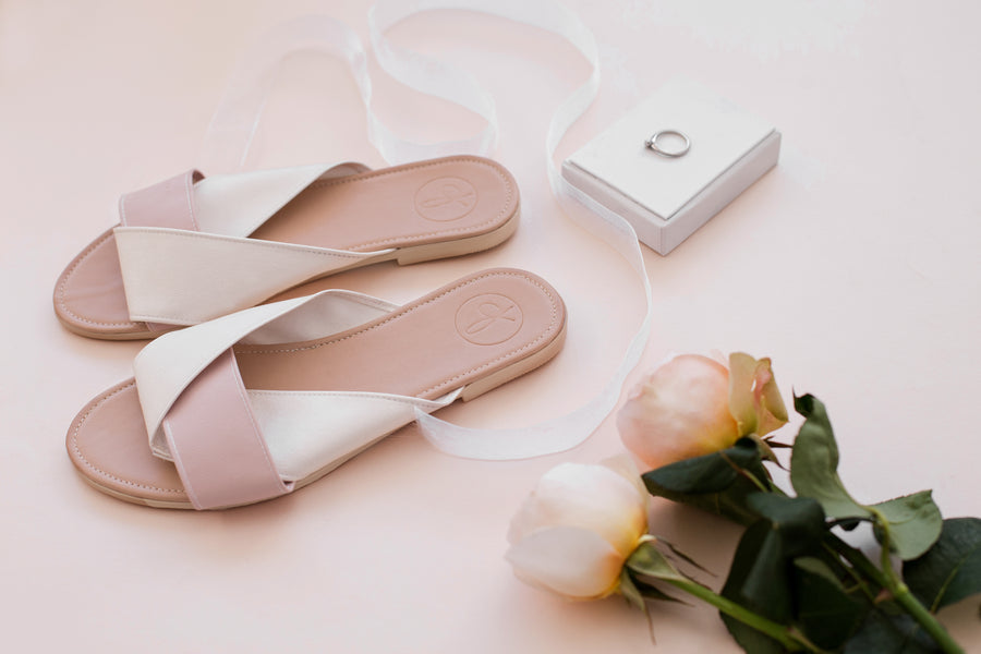 Bienvenida a Lazo Blanco, tu tienda en línea para consentir a tus invitadas el día de tu boda con pantuflas y sandalias exclusivas.